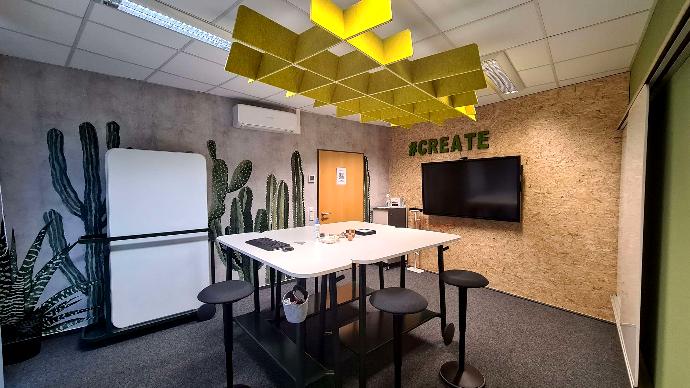 Coworking - Meetingraum Kreativraum mit Whiteboards, Bildschirm, Moderationskoffer